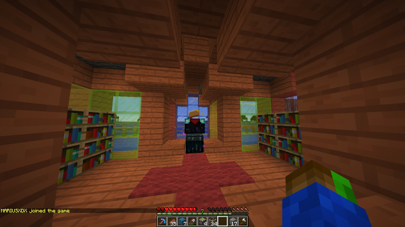 Tiene forma de cruz con altar, bancos y muchas biblias