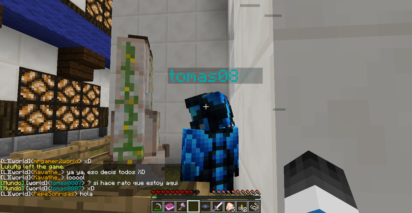 Tomas observando a uno de mis amigos...