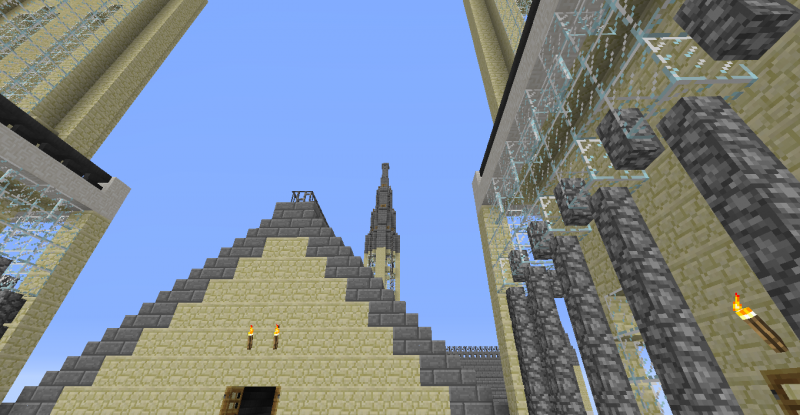 Una visión de la aguja de la catedral desde la zona que conecta los campanarios.