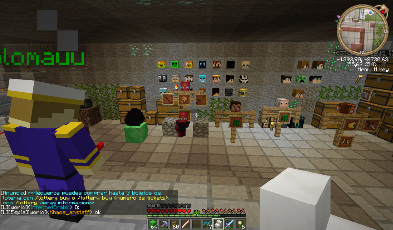 crabb posando junto a su escultura